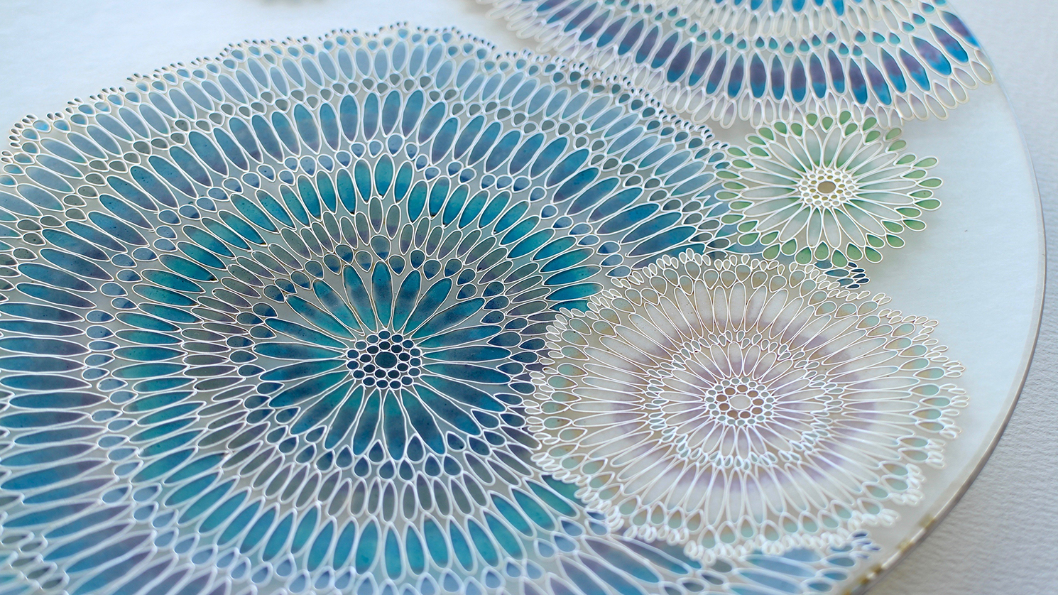 ガラスの透明感と豊かな色彩の七宝で描く、美しい植物の世界［塚原 梢