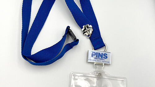 ピンバッジはバッグやリュックのどこにつける？｜ピンズファクトリー