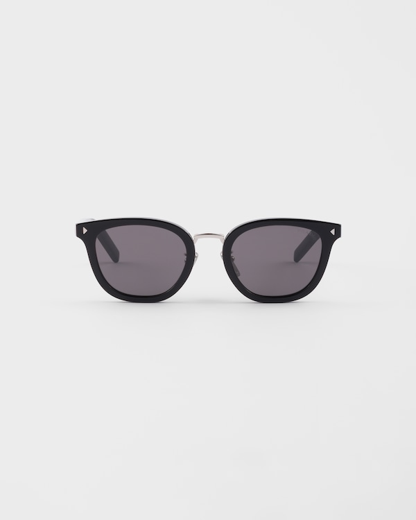 ダークグレーレンズ プラダ Pradaロゴ入り サングラス | PRADA