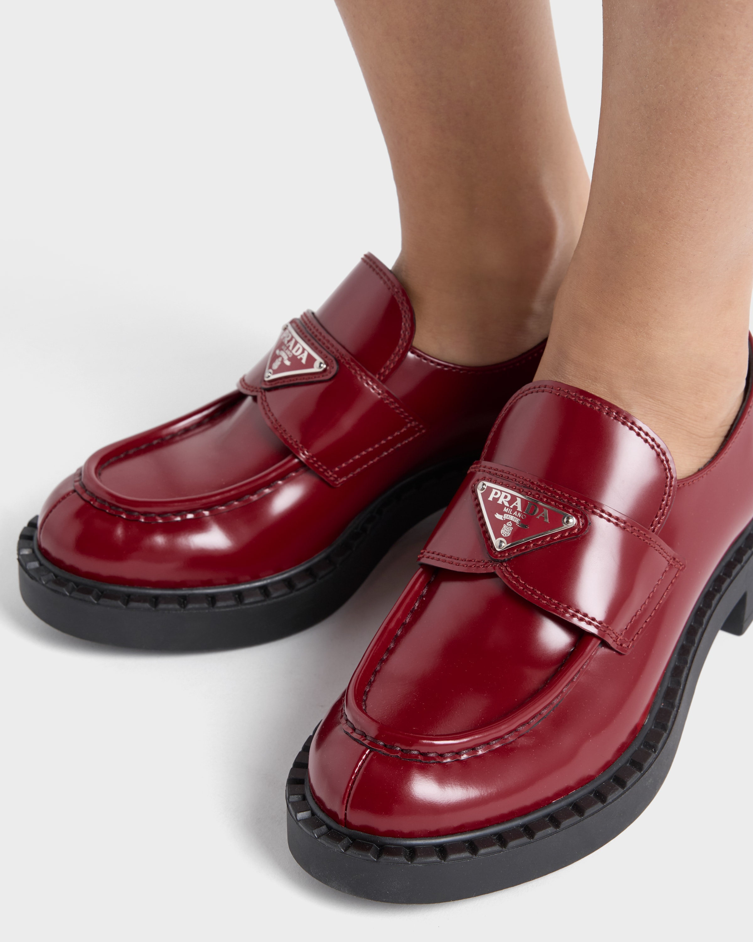 ルビーレッド プラダ チョコレート ブラッシュドレザー ローファー | PRADA