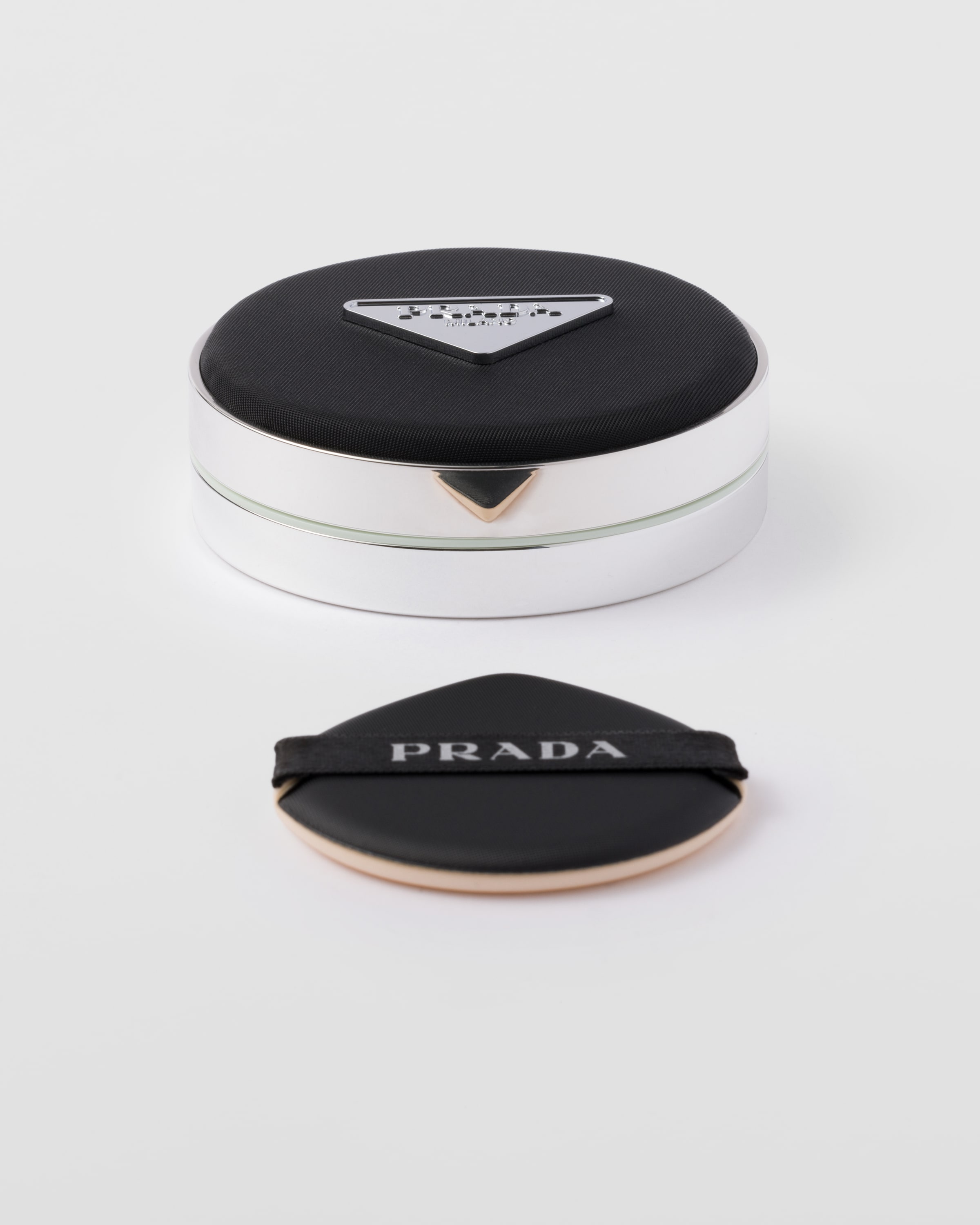 Lc5 - ライトクール Prada Reveal Mesh Cushion Foundation - Lc5