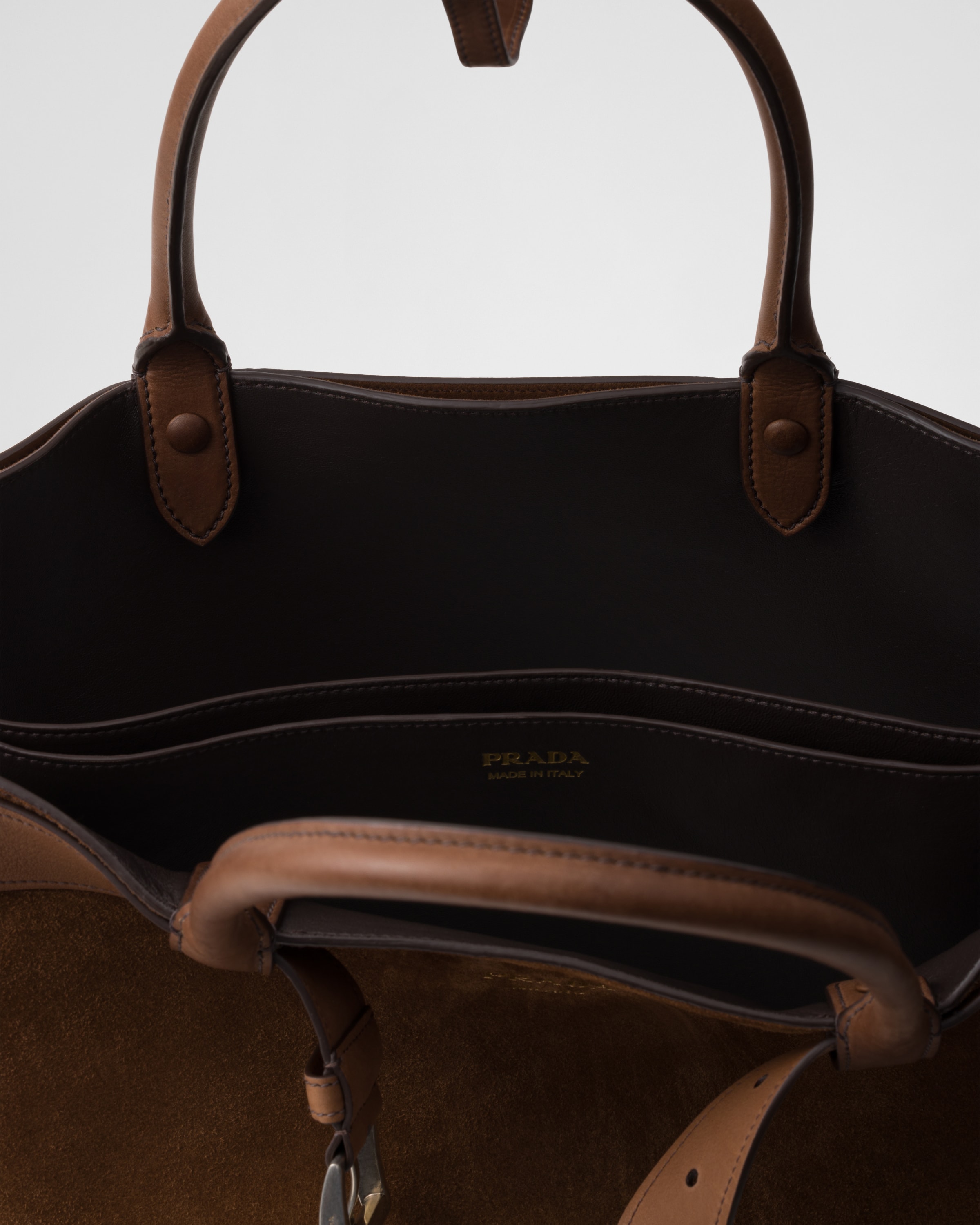 ココアブラウン ベルト付 プラダ バックル スエード バッグ | PRADA