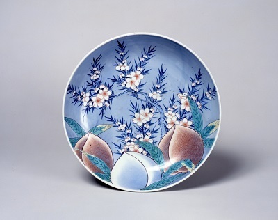 しずおか文化財ナビ 鍋島色絵桃文大皿｜静岡県公式ホームページ