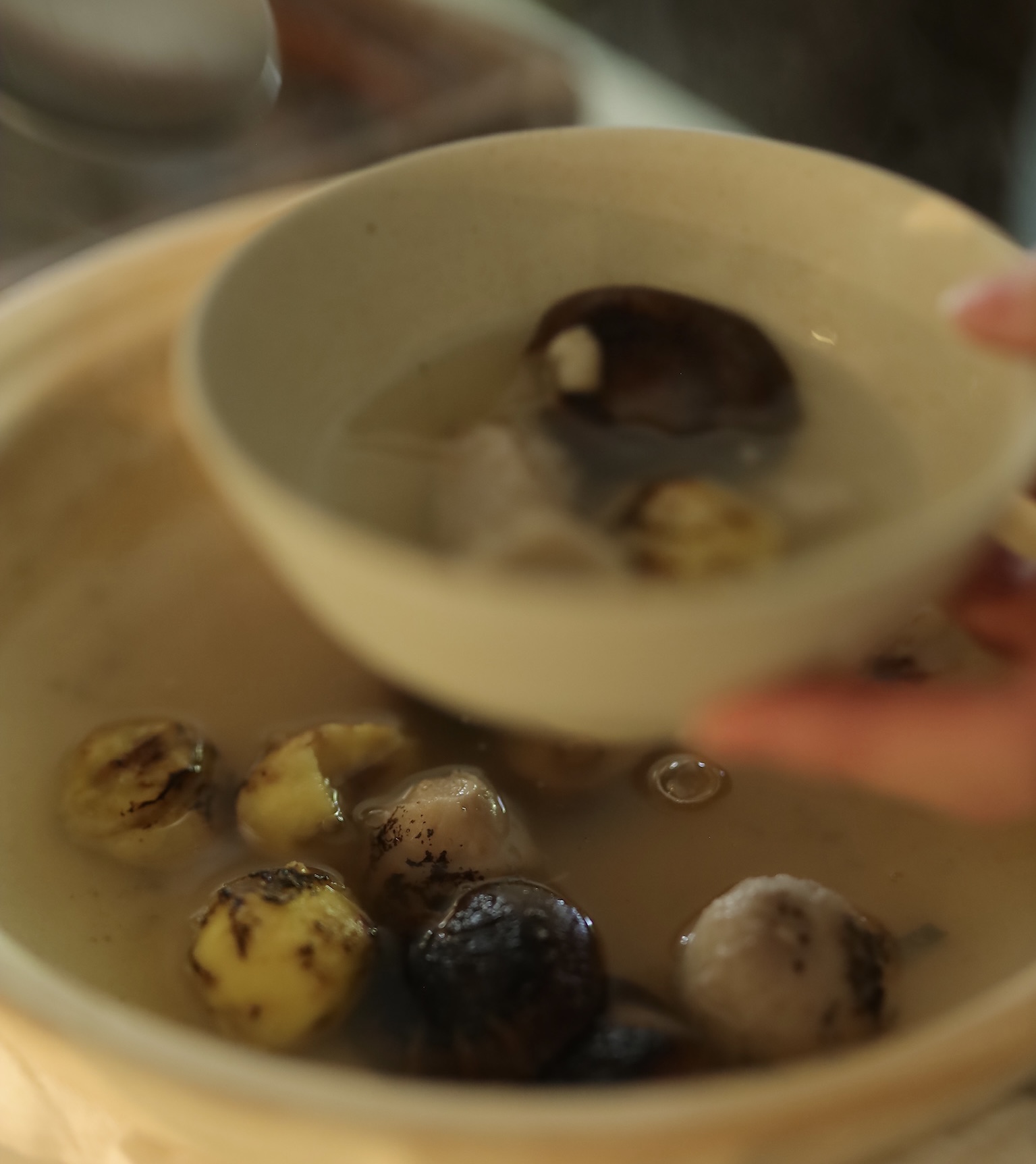 細川亜衣さんのレシピ 秋の鍋「炙り鍋」 - Premium Japan