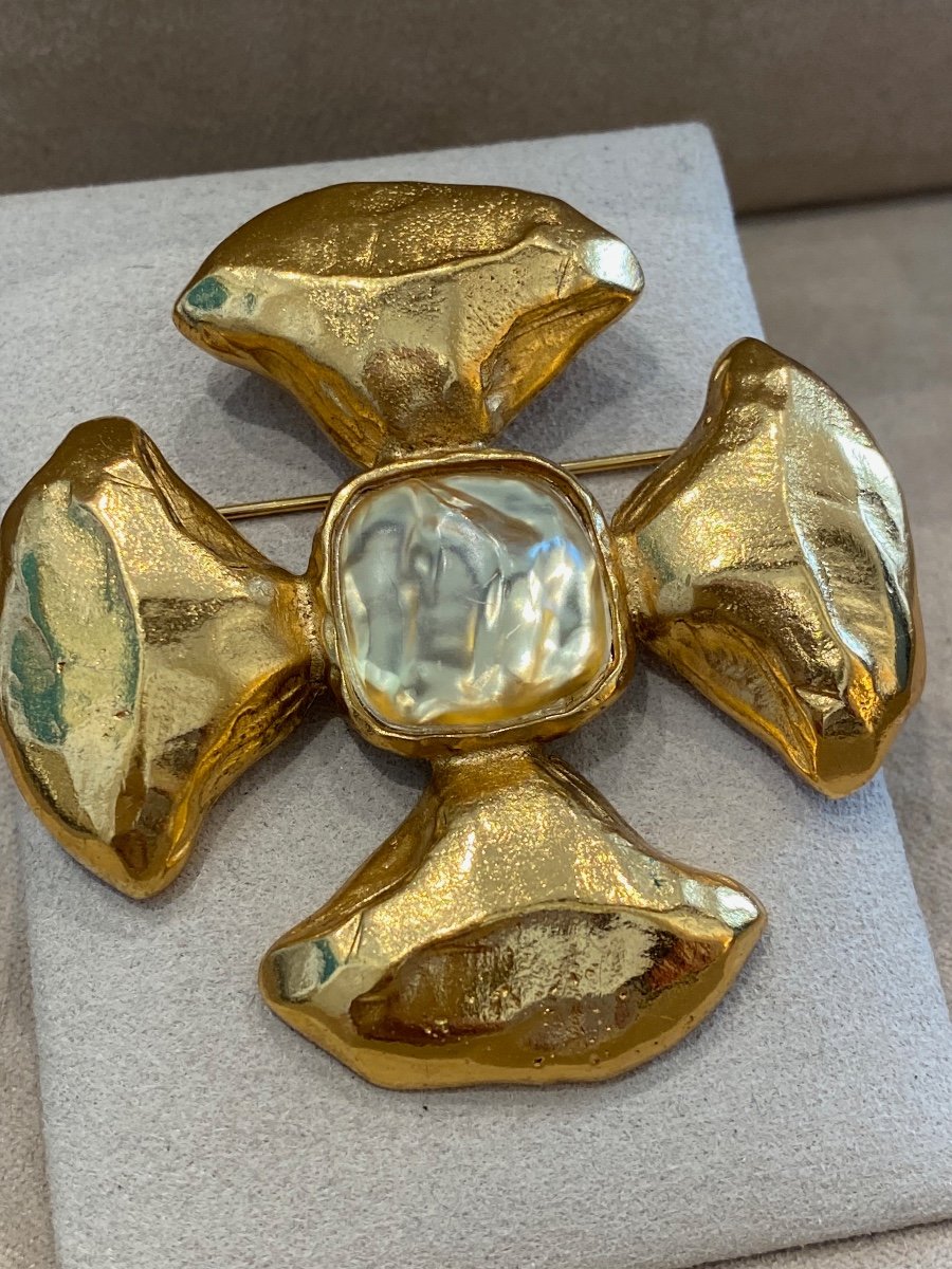 Proantic: Yves Saint Laurent, Cross Pendant Brooch Decorated With A Go