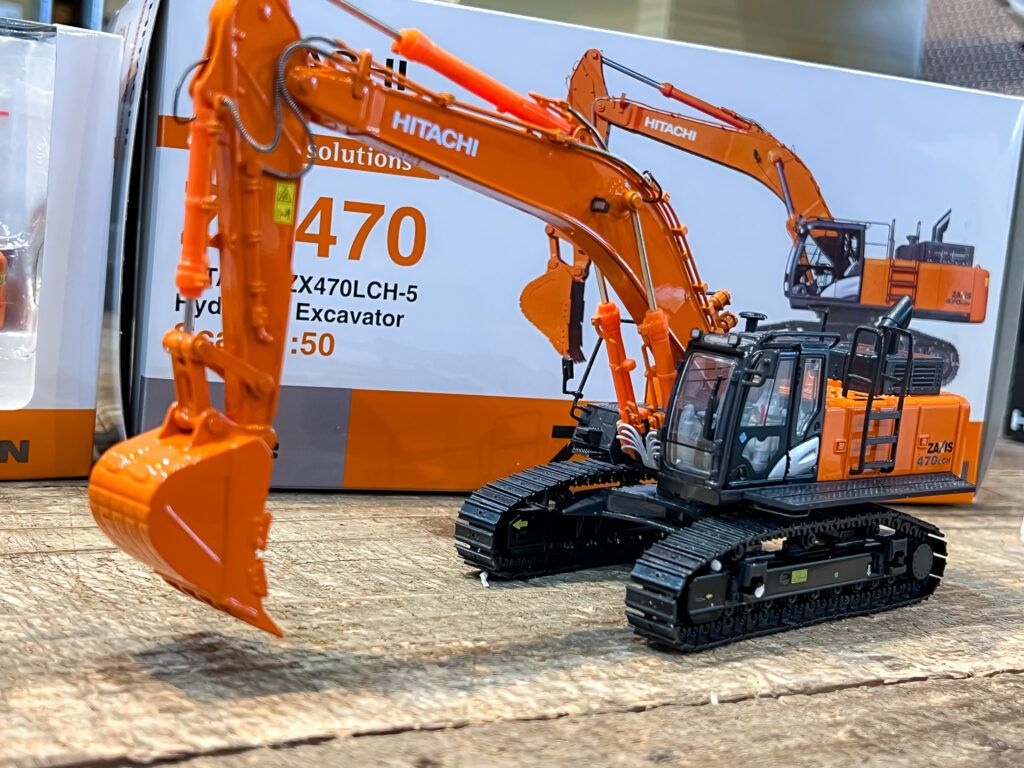 広島県広島市へ、ノースコットや京商など200点を超える建機模型の出張