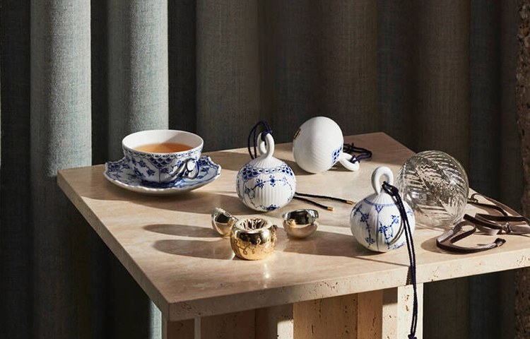 ロイヤルコペンハーゲン 冬の少女とクリスマスプレゼント ロイヤル