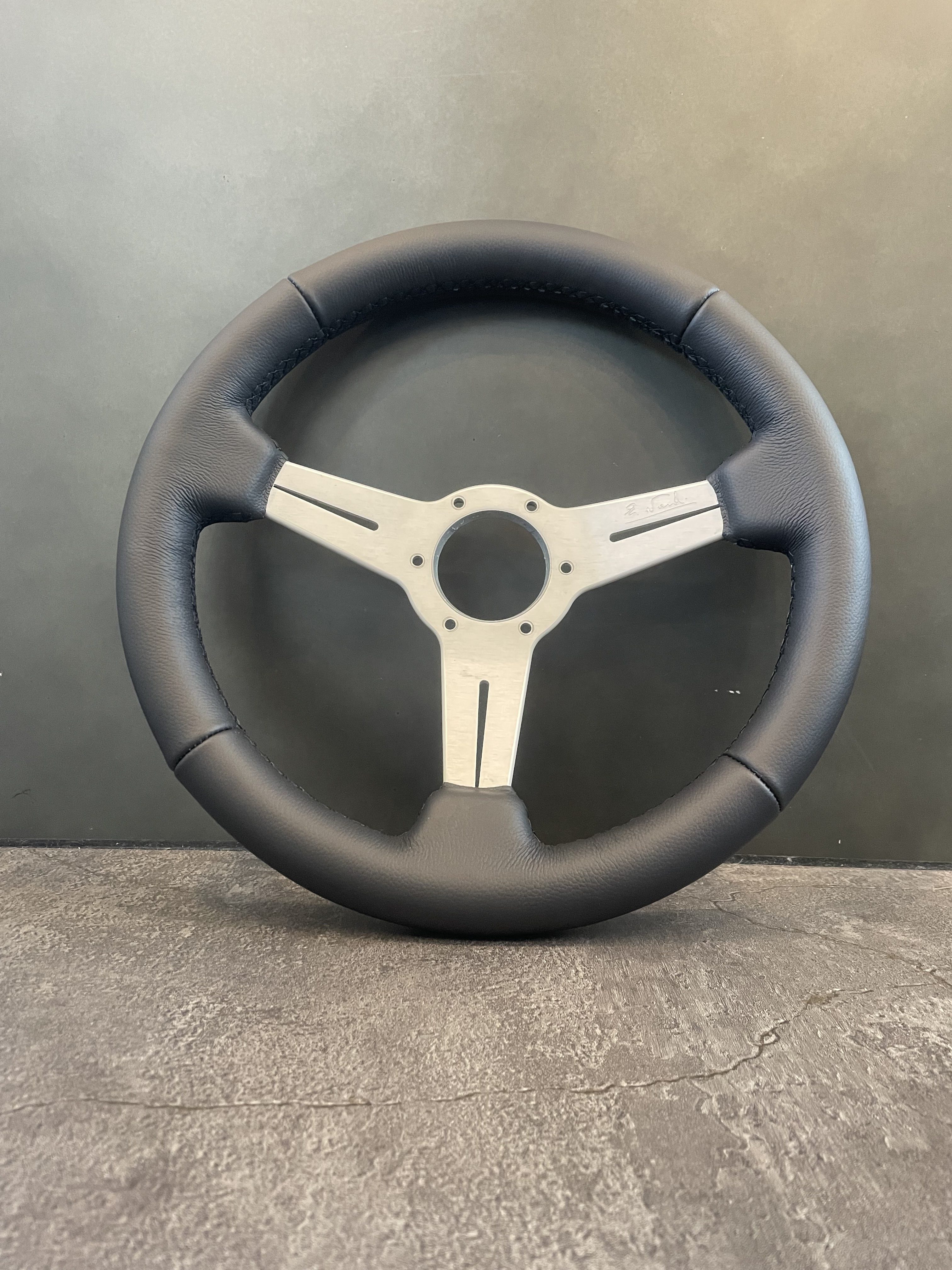 ナルディ ステアリングの本革張り替え | 本革ステアリング張替え実例