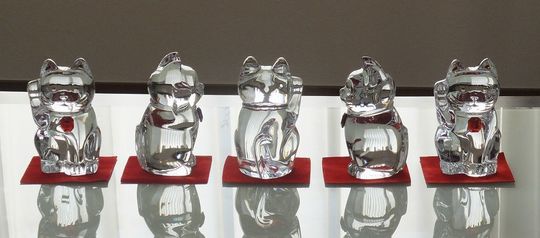 バカラの招き猫へ名入れ【まねき猫】レッドオクトゴン｜高級記念品