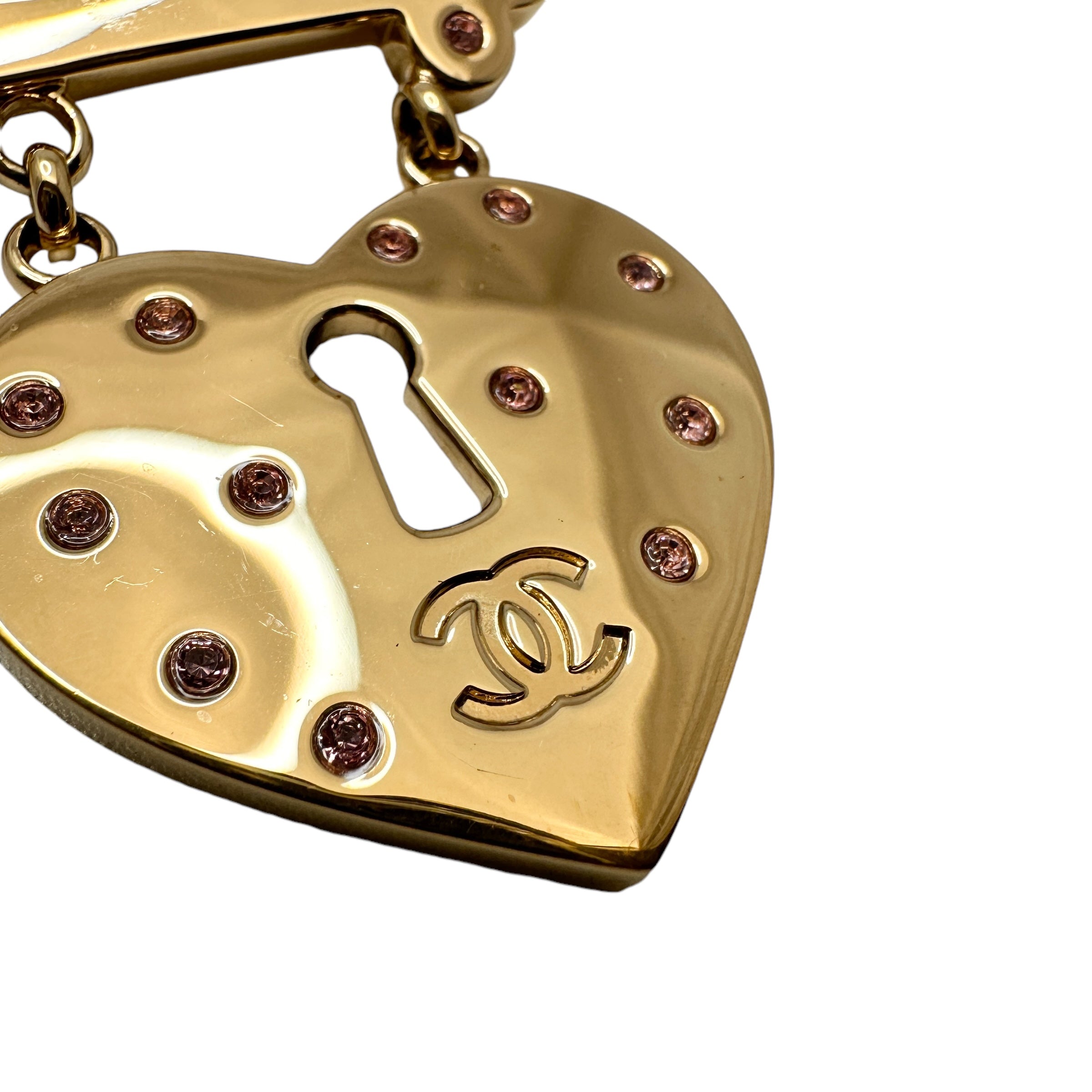 CHANEL ハート型ブローチ 鍵付き CHANEL ハート型ブローチ 鍵付き