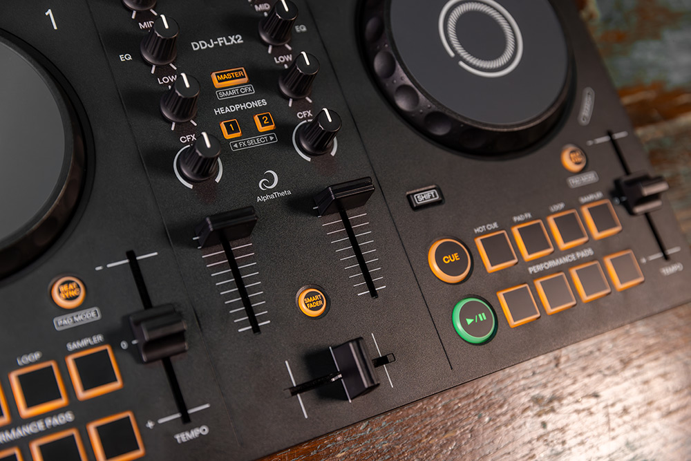 AlphaTheta DDJ-FLX2 in review