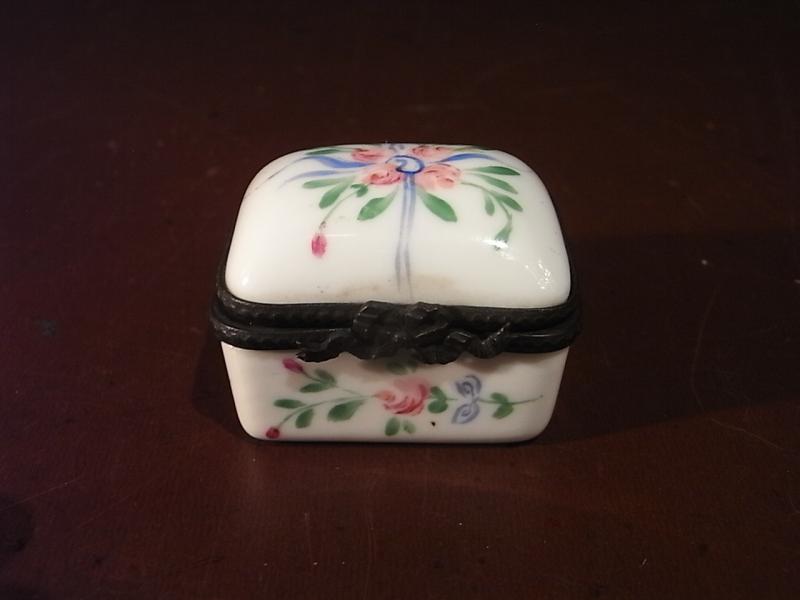 イギリス製白いジュエリーホルダー、陶器ピルケース、陶器ディスプレイ