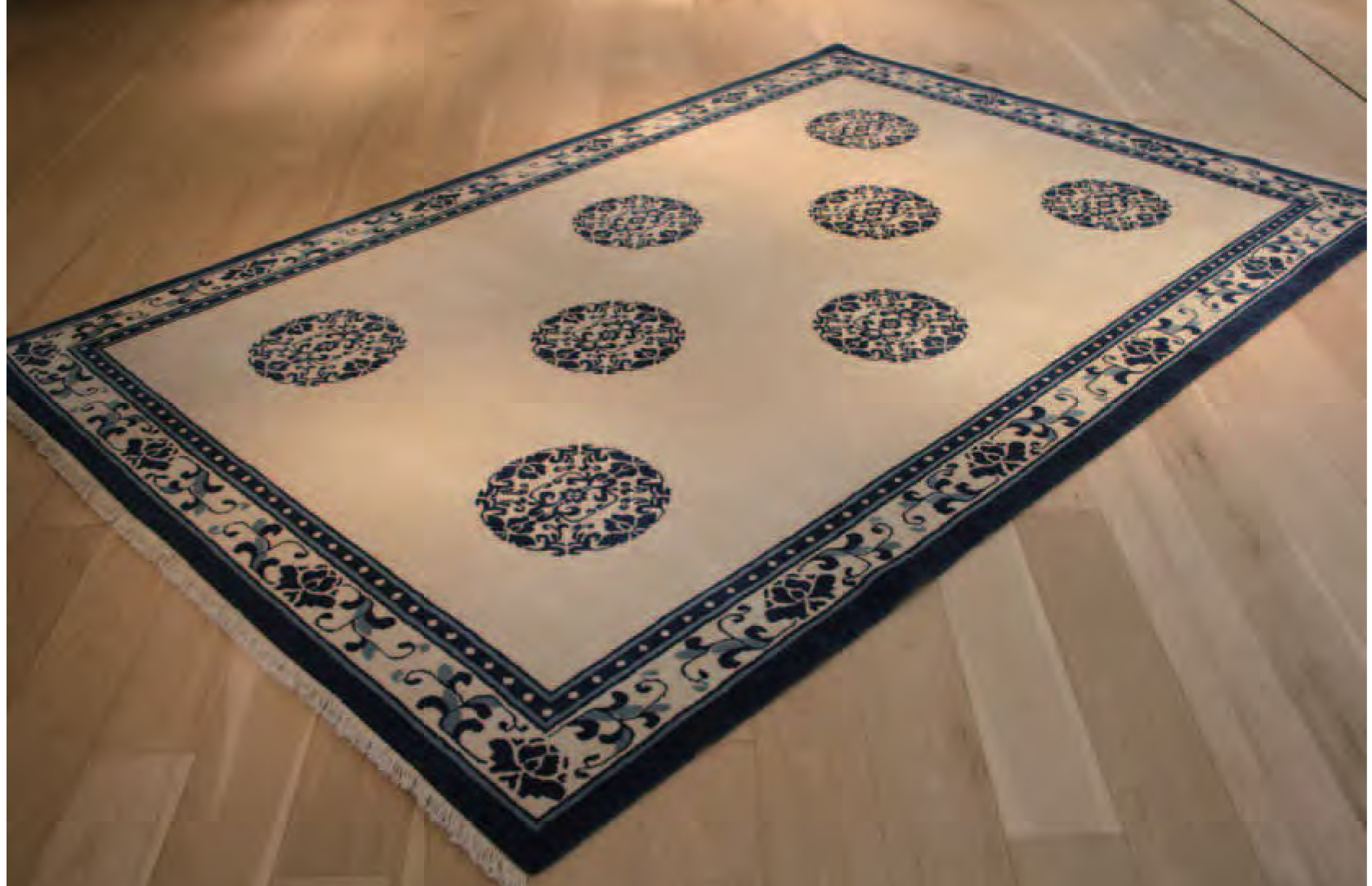 唯一無二 宮廷献上品を現代によみがえらせた “MUNI CARPETS” ご紹介