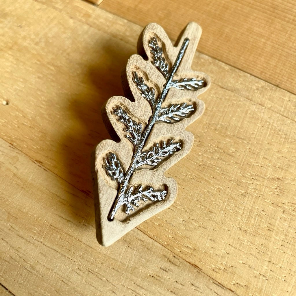 ミナペルホネン / mina perhonen ブローチ もみの木 木製 真鍮 中古 美