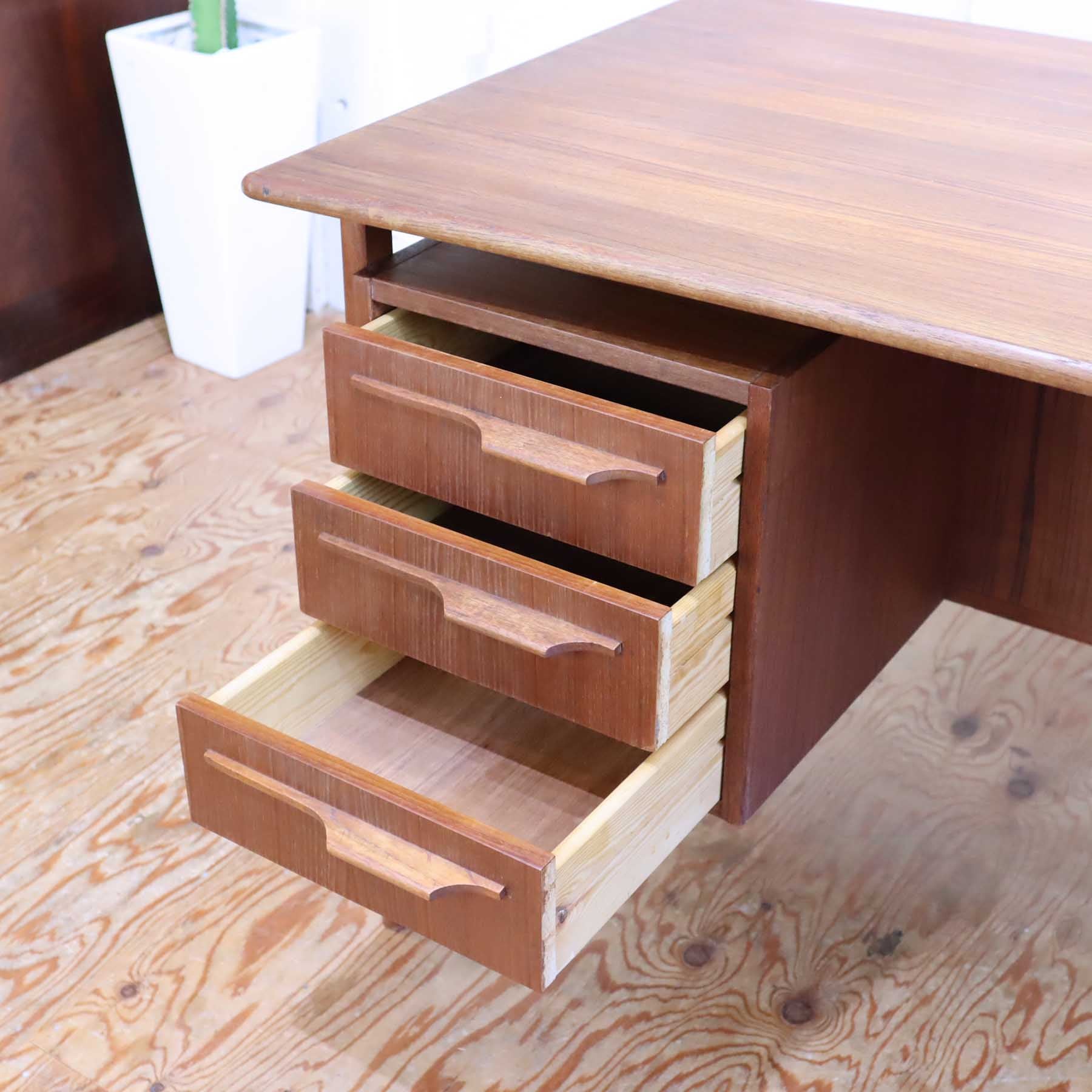 デンマーク製両袖デスク チーク材 ヴィンテージ 書斎机 収納棚付き