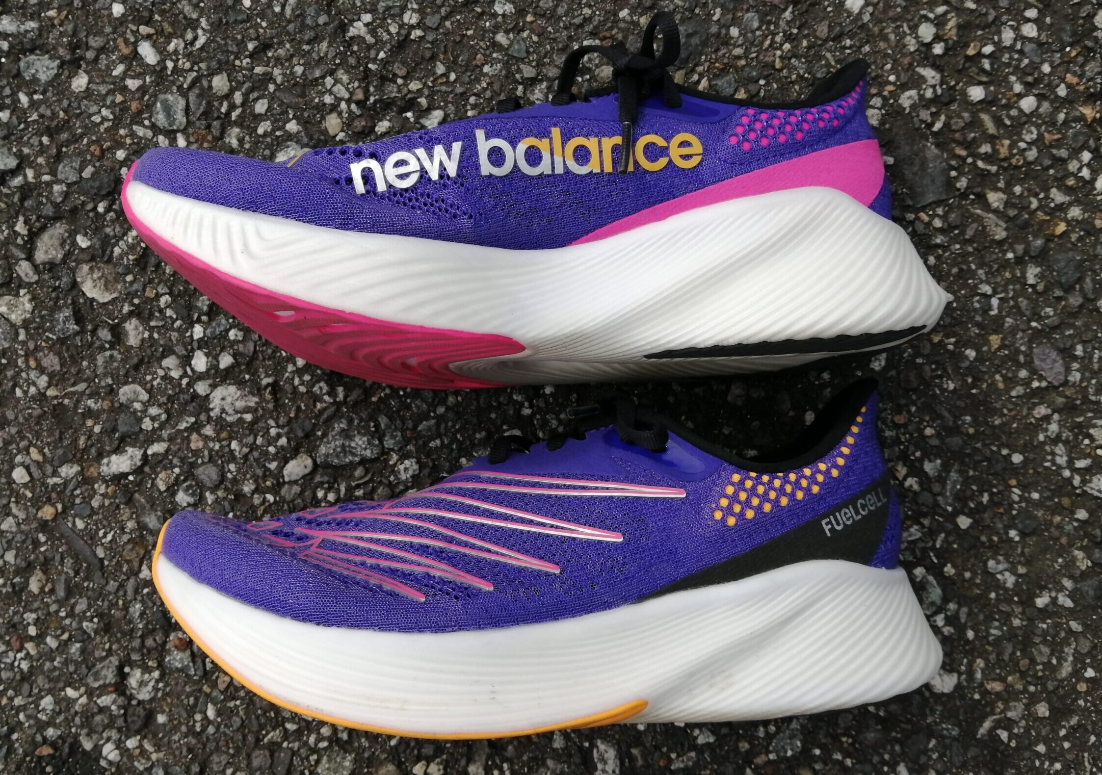 レビュー＞なぜか好タイムが出る厚底モチモチシューズ｢Fuelcell RC