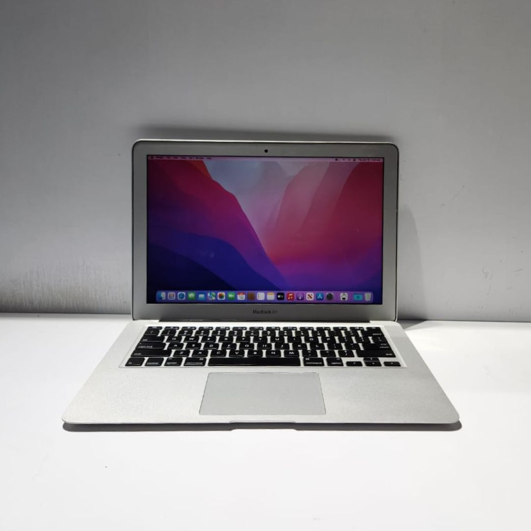 2015 Apple MacBook Air | 1.6 GHz Core i5 | 13 Inch | 4GB RAM