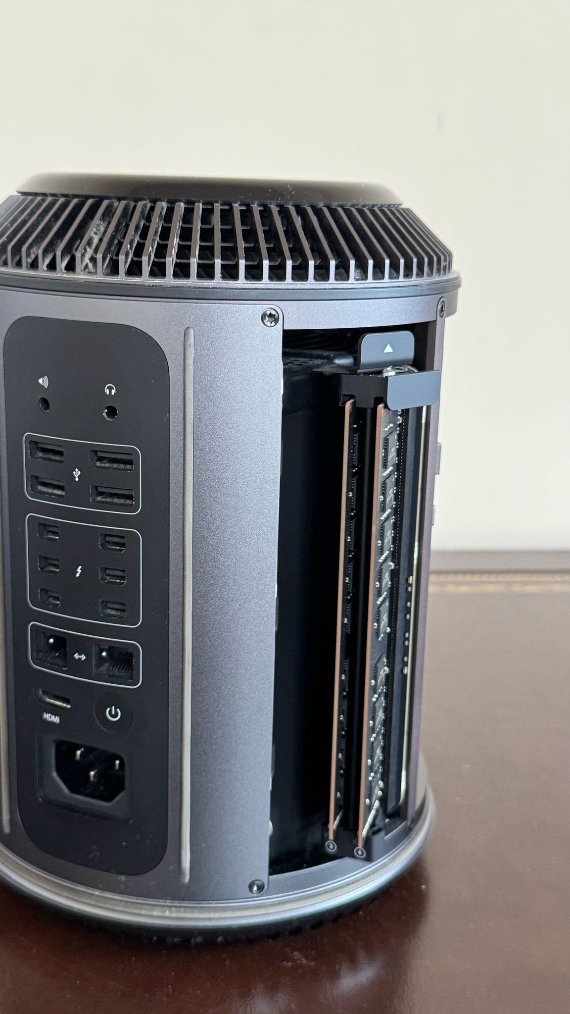 Apple Mac Pro A1481 | 3.7GHz Quad-Core Intel Xeon E5 Processor