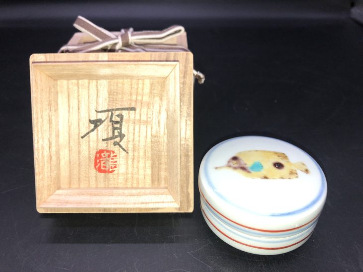 瀧田 項一 作『魚絵 香合』 ｜骨董品買取 緑和堂