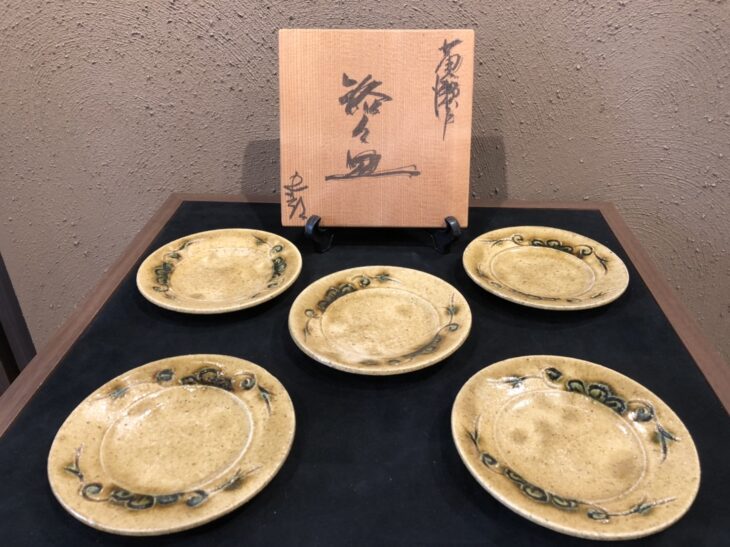 鈴木 五郎 作『黄瀬戸 銘々皿』 買取価格相場｜骨董品買取 緑和堂