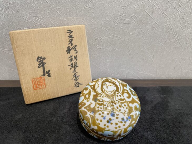 加藤卓男 作『ラスター彩胡姫文香合』 ｜骨董品買取 緑和堂