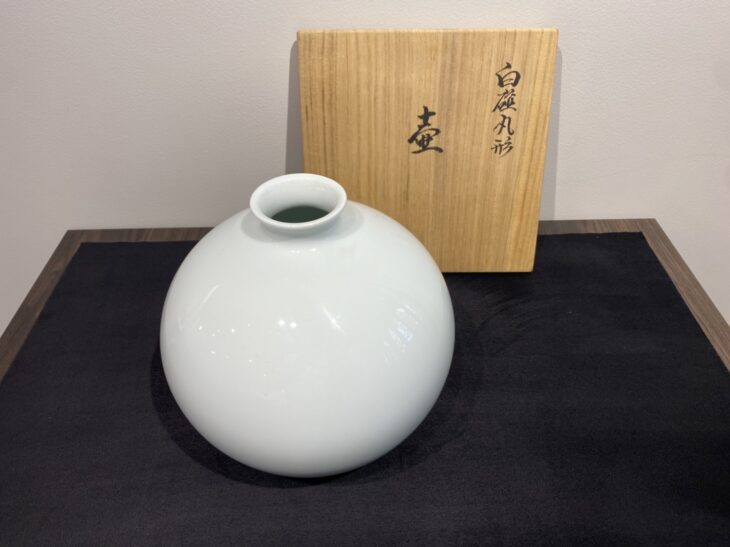 井上 萬二 作 『白磁 丸型 壺』 買取価格相場｜骨董品買取 緑和堂