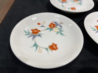 十四代 酒井田柿右衛門 作 『錦 花文 豆皿』 ｜骨董品買取 緑和堂