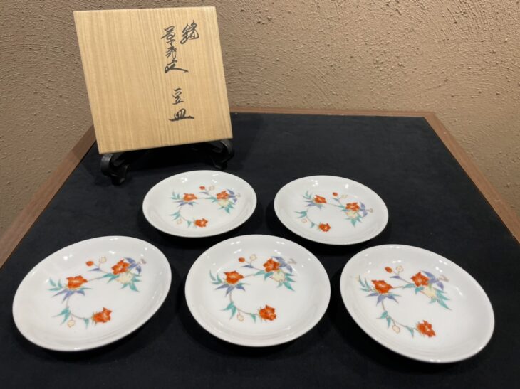 十四代 酒井田柿右衛門 作 『錦 花文 豆皿』 ｜骨董品買取 緑和堂