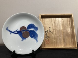 十三代 酒井田柿右衛門 作『染錦柿文皿』 買取価格相場｜骨董品買取 緑和堂