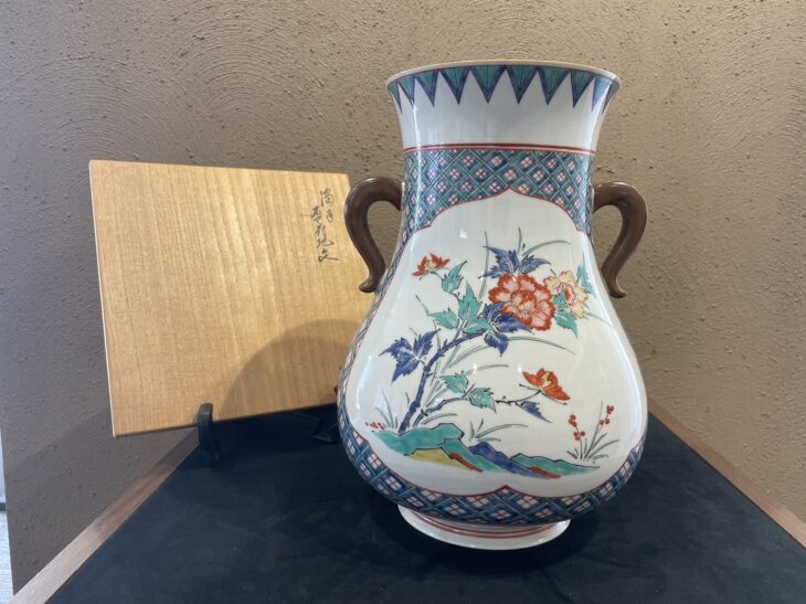 十三代 柿右衛門 作 『濁手 草花地文 花瓶』 ｜骨董品買取 緑和堂