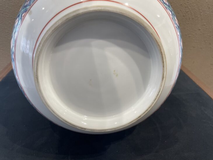 十三代 柿右衛門 作 『濁手 草花地文 花瓶』 ｜骨董品買取 緑和堂