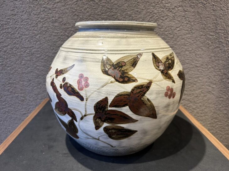 十三代 中里太郎右衛門 『叩き唐津絵刷毛目鉄砂辰砂草文壷』 ｜骨董品