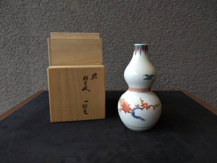 十四代酒井田柿右衛門窯 『錦梅鳥文 一輪生』 ｜骨董品買取 緑和堂