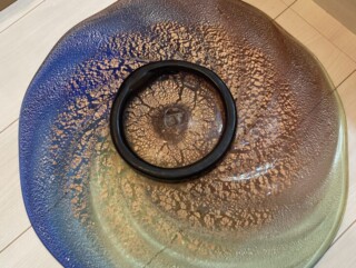 稲嶺盛吉 琉球ガラス『土紋台付大皿』 ｜骨董品買取 緑和堂