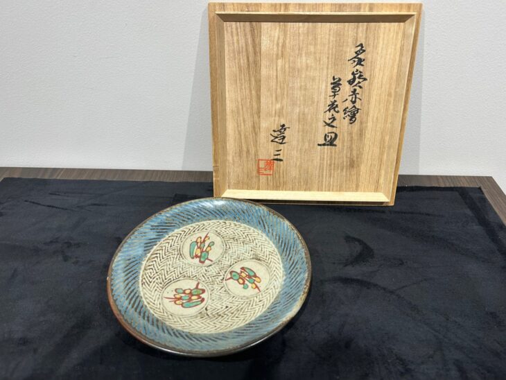 島岡達三 作『象嵌赤絵草花文皿』 ｜骨董品買取 緑和堂