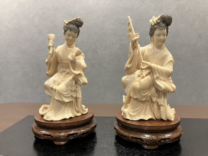 リ*ウ様 象牙風 彫刻 木製スタンド付き 象牙風 リ*ウ様