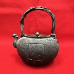 亀文堂 波多野正平『月明梅香 象嵌 鉄瓶』 ｜骨董品買取 緑和堂