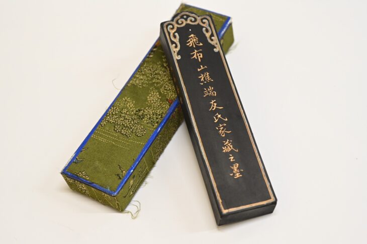 曹素功堯千氏造 『飛布山樵端友氏家蔵之墨』 ｜骨董品買取 緑和堂