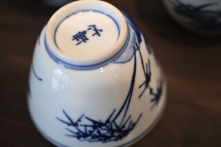 三浦竹軒 作 『青華菊竹図茶碗』 ｜骨董品買取 緑和堂