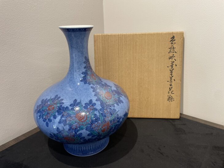十三代 今泉今右衛門作 『色絵吹墨花草文花瓶』 買取価格相場｜骨董品