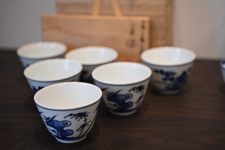 三浦竹軒 作 『青華菊竹図茶碗』 買取価格相場｜骨董品買取 緑和堂