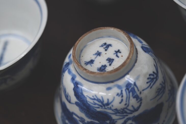 大明嘉靖年製銘 染付煎茶碗 ｜骨董品買取 緑和堂