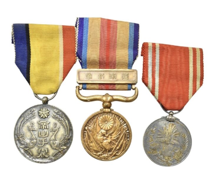 大満州帝国康徳元年 大典記念章 含む勲章3点 ｜骨董品買取 緑和堂