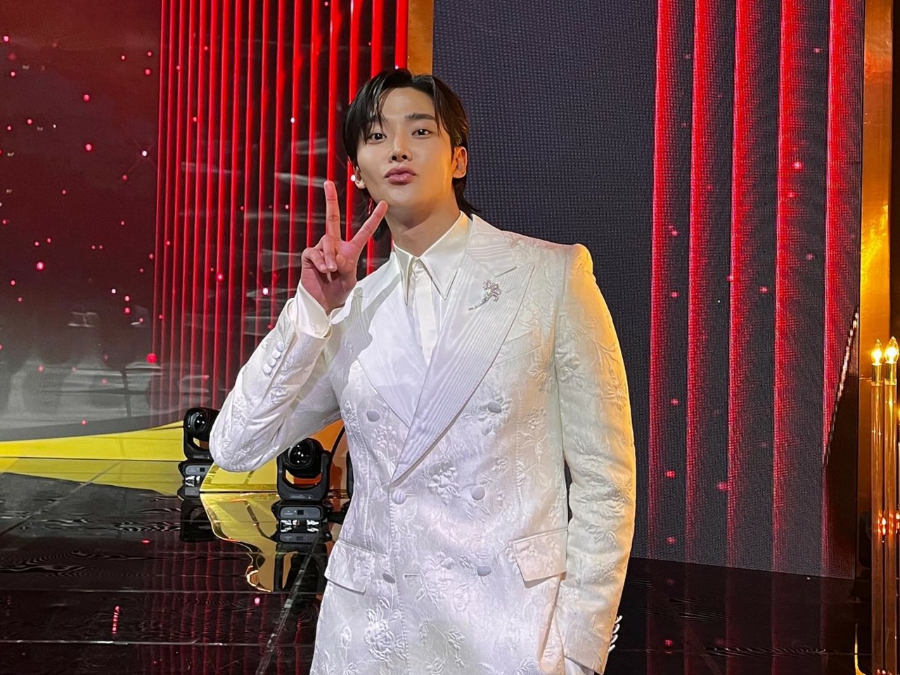 ロウン（SF9）、ホワイトスーツ姿でピース…“ことし1年も黙々と努力し