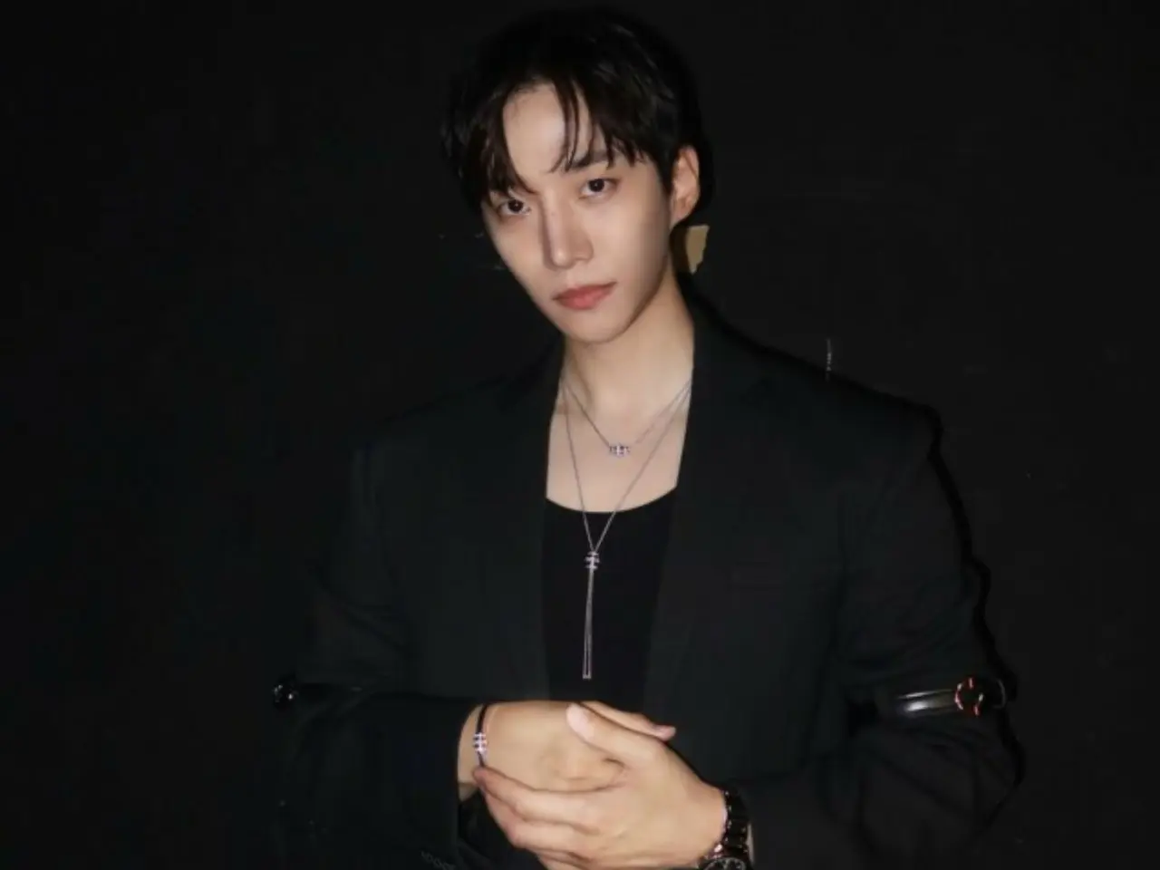 2PM」ジュノ、オールブラックで多彩な魅力アピール…ロッテ免税店で