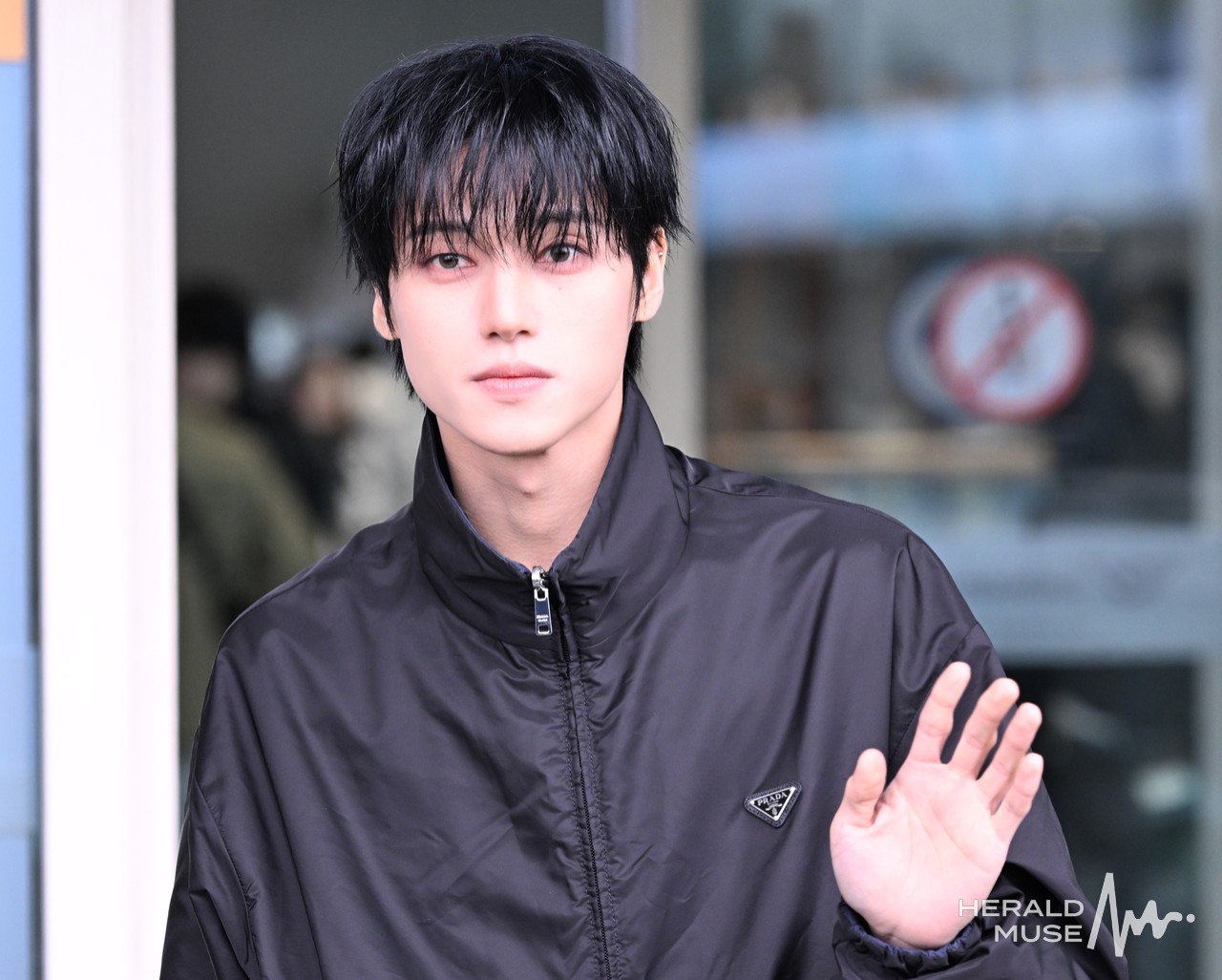 フォト】「ATEEZ」ウヨン、すてきなブラックジャケットを着て海外