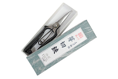 株式会社イトー 匠の集い 吉岡刃物製作所 鋏正宗 両刃芽切鋏持った