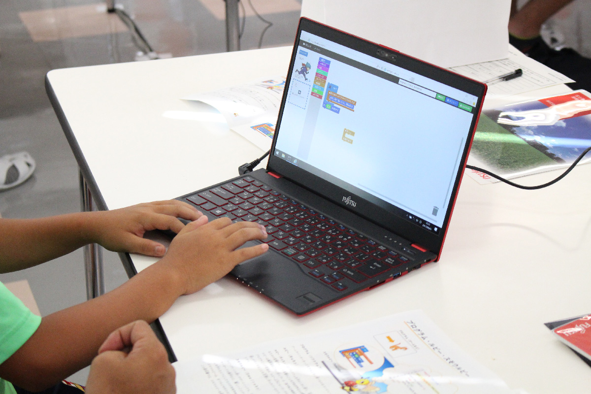 子供の初めてのパソコンは、超軽量の「LIFEBOOK UHシリーズ」が最適