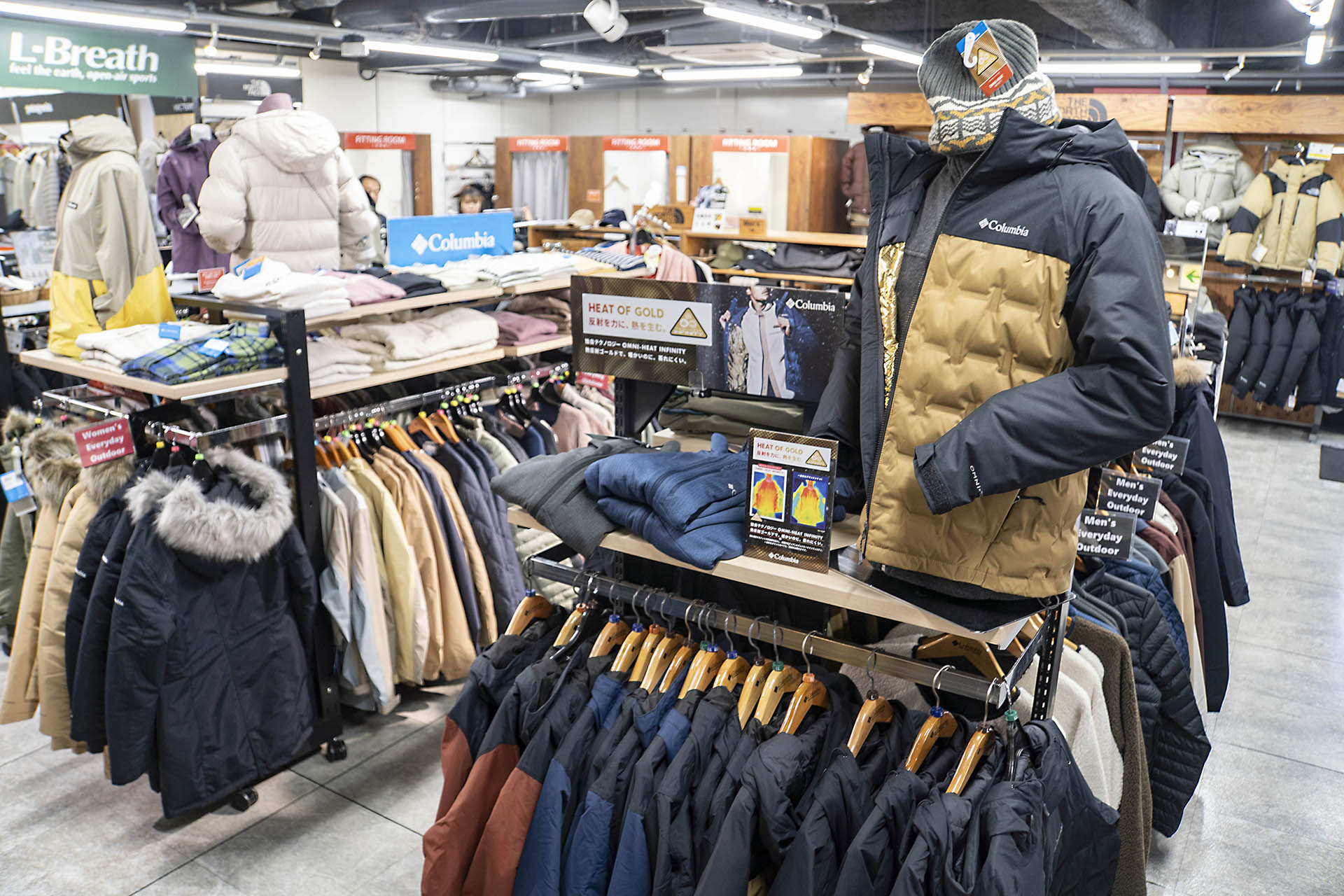 アウトドア系ジャケットはダウンも化繊も高性能 幅広いシーンで使える