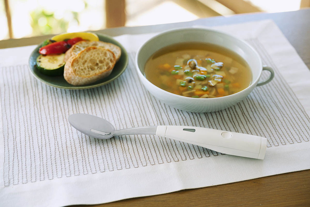 キリン、電気の力で味を増強するスプーン「エレキソルト」発売